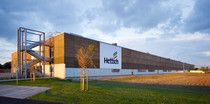 In der Halle wird das neue Schubkastensystem ArciTech gefertigt. Foto: Hettich